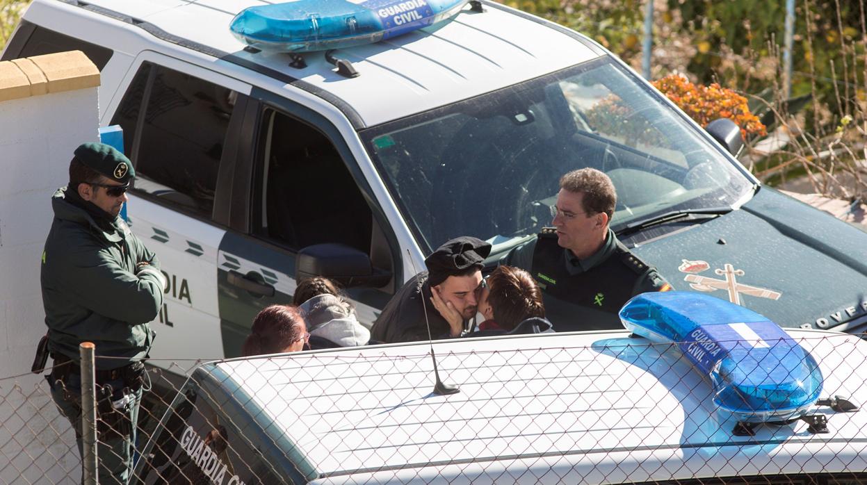 Los padres de Julen, junto a varios agentes de la Guardia Civil