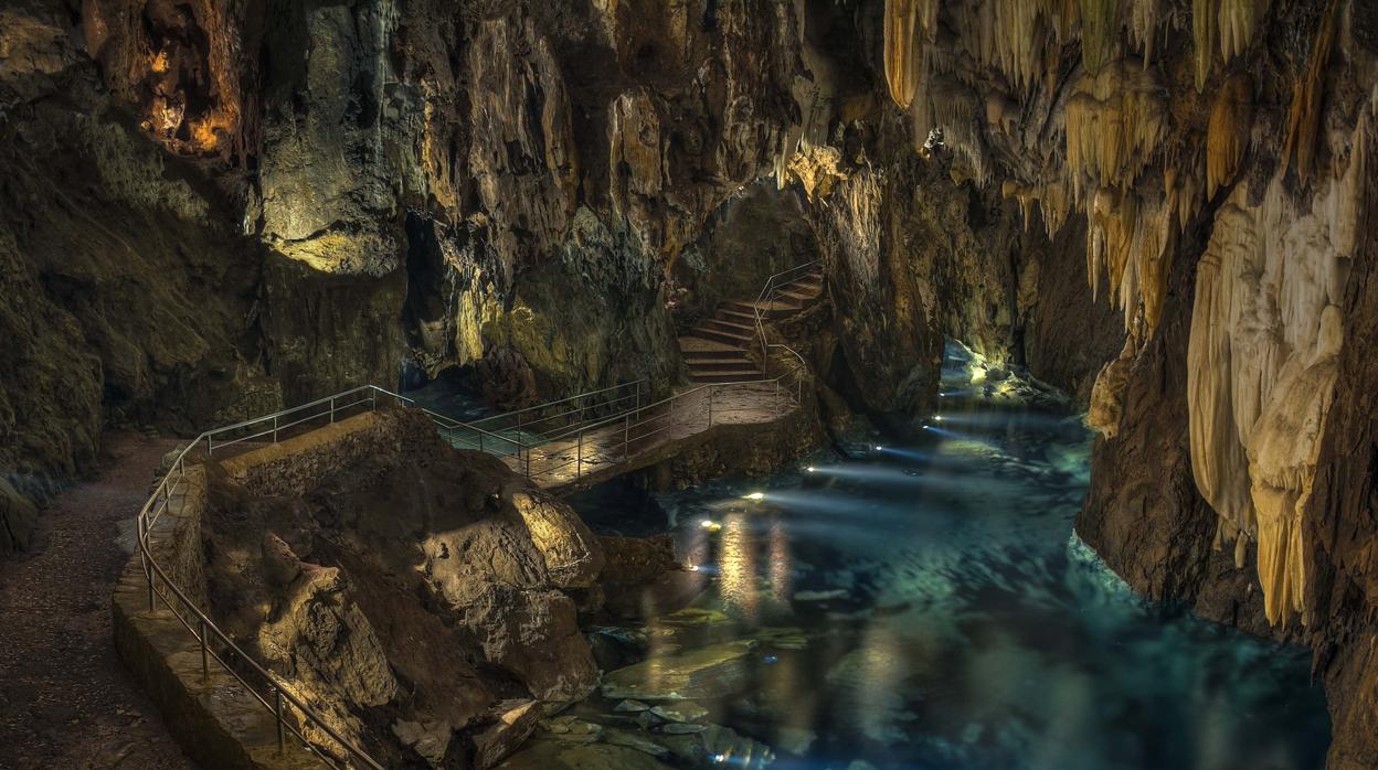 Una de las salas de la gruta de Aracena