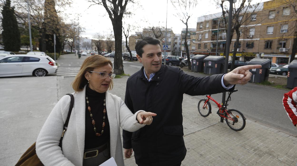 José María Bellido junto a la concejala Laura Ruiz en la avenida de Trassierra