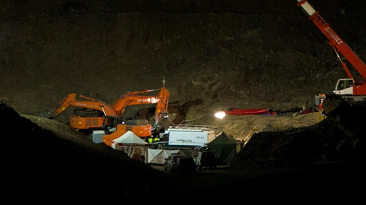 Otra noche que cae en el Cerro de la Corona sin noticias de Julen