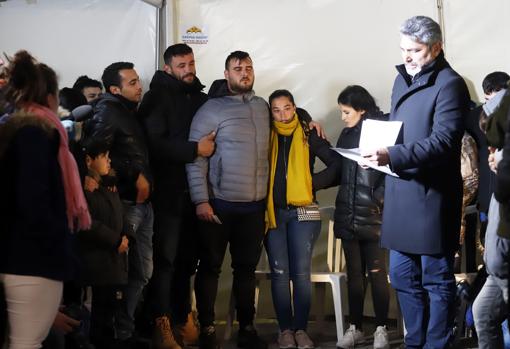 Los padres de Julen, acompañados de amigos y familiares, durante la vigilia del jueves