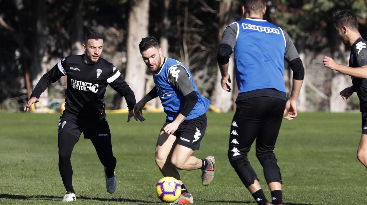 Fernández pugna por un balón con Javi Galán