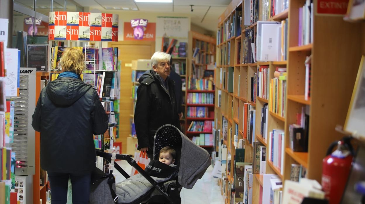 Dos clientes en el interior de la Librería Luque en Córdoba