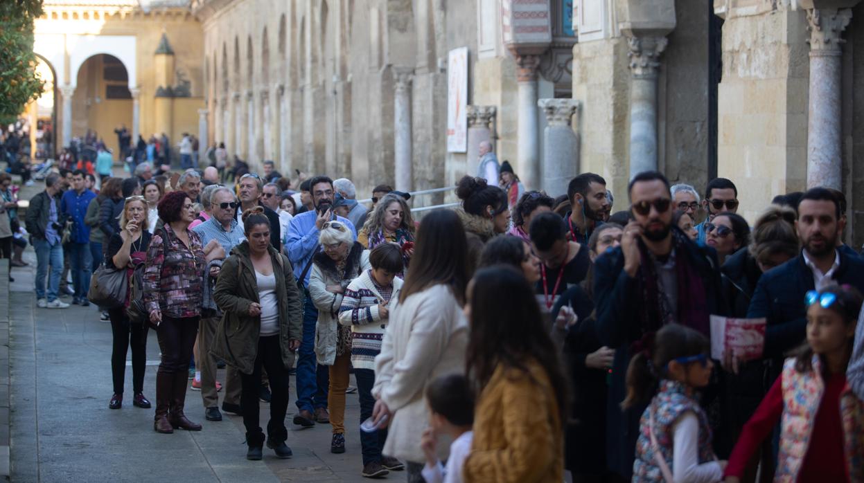 Colas de turistas a las puertas de la Mezquita-Catedral