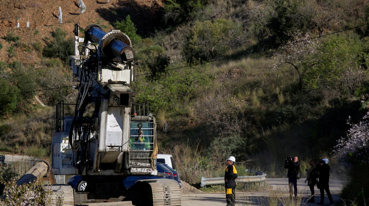Máquinas trabajando durante el rescate de Julen Roselló en la montaña de Totalán