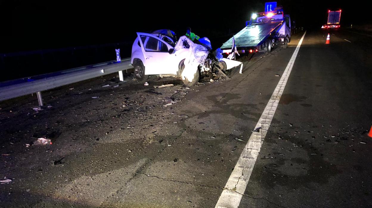 Estado en el que quedó el vehículo que chocó con un camión junto a Montoro esta semana