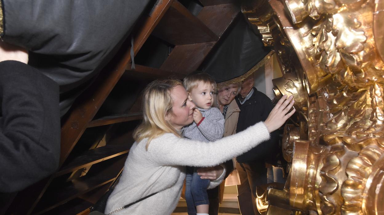 Una madre y su hijo, bajo el manto de la Virgen de los Dolores de Córdoba