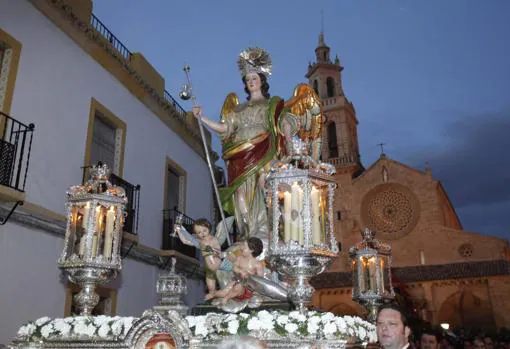 El Arcángel, en su procesión de ida, el 20 de octubre de 2012, junto a San Lorenzo