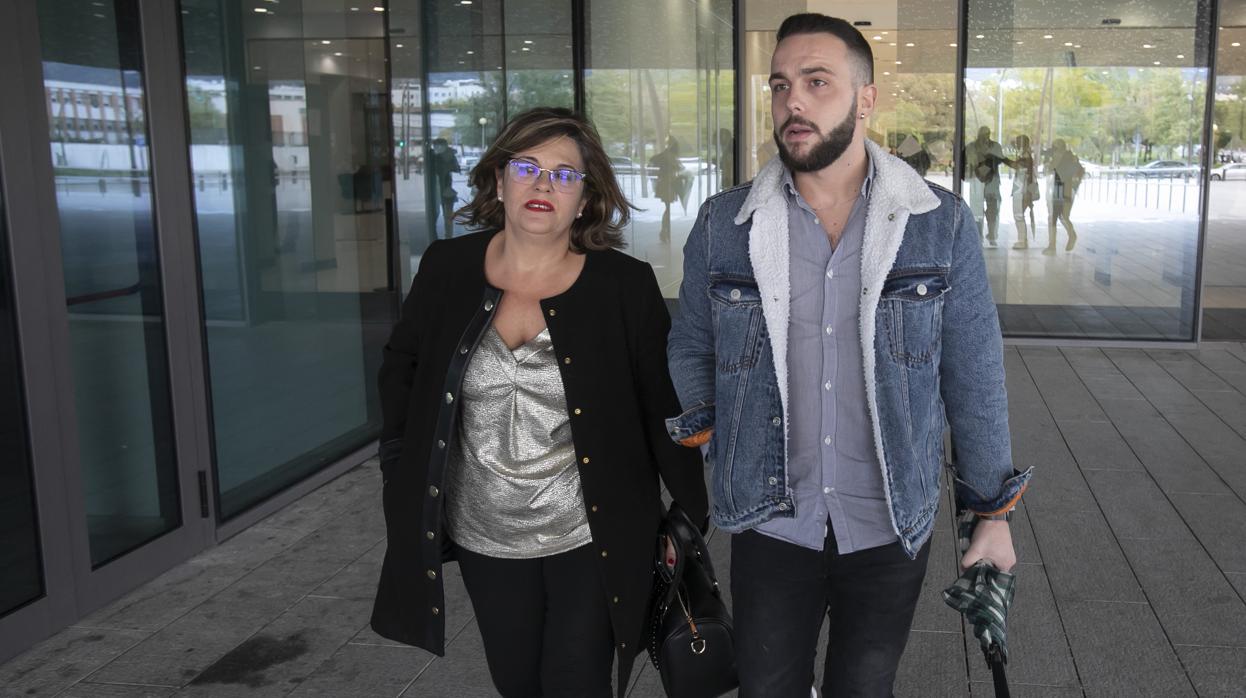 Ángeles Muñoz y Cristian Menacho, en el juzgado