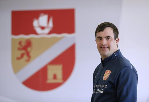 Juan Antonio, con el uniforme del colegio