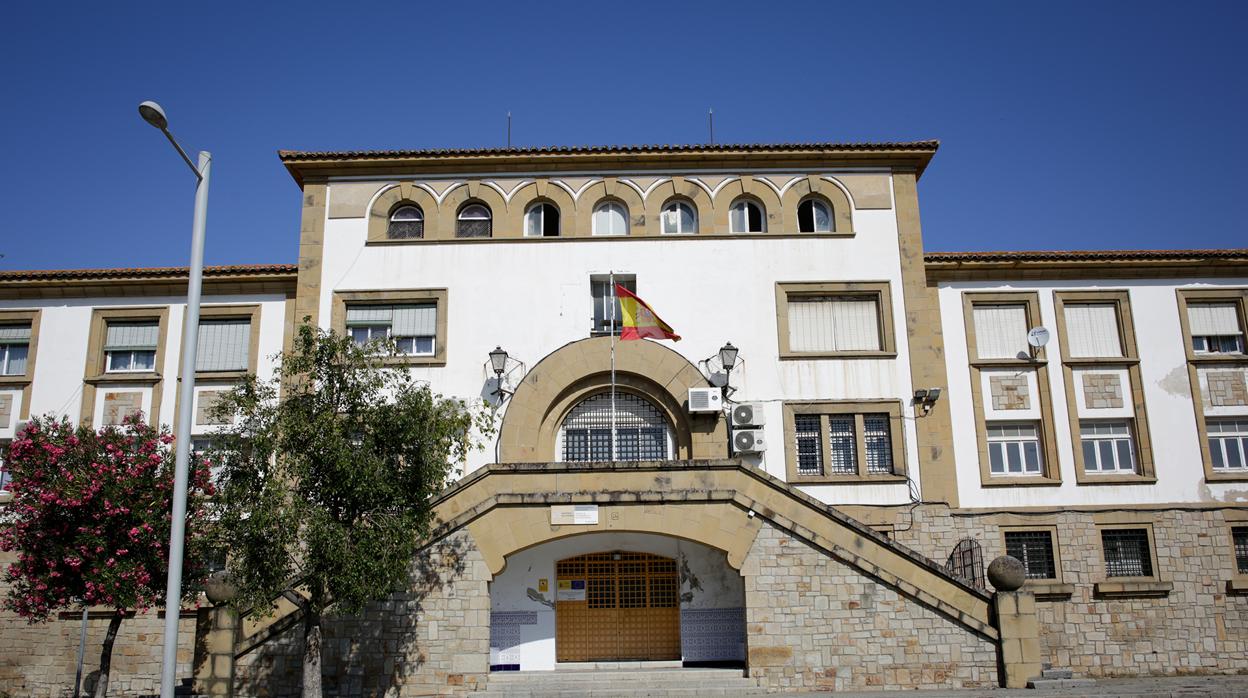Imagen del exterior del CIE de Algeciras, una antigua prisión