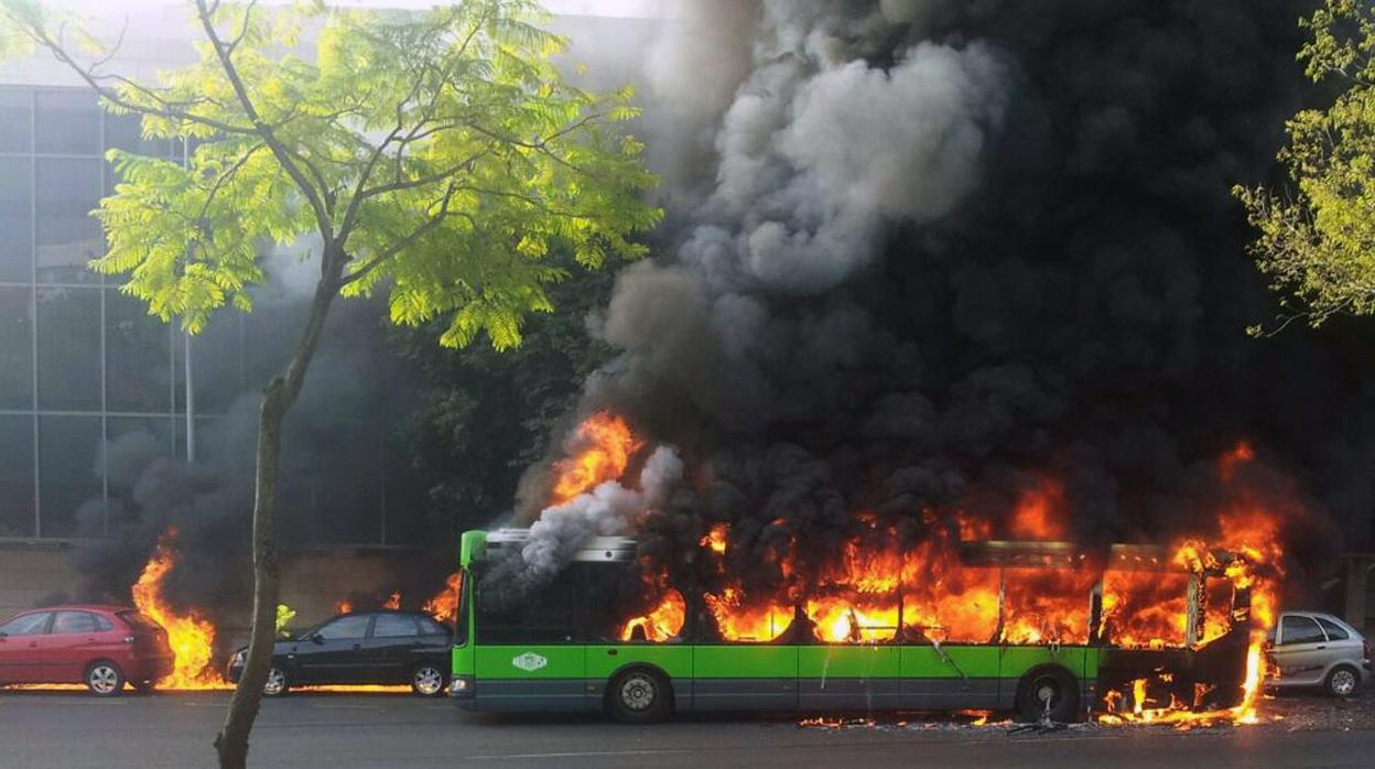 Incendio de un autobus en el Vial Norte