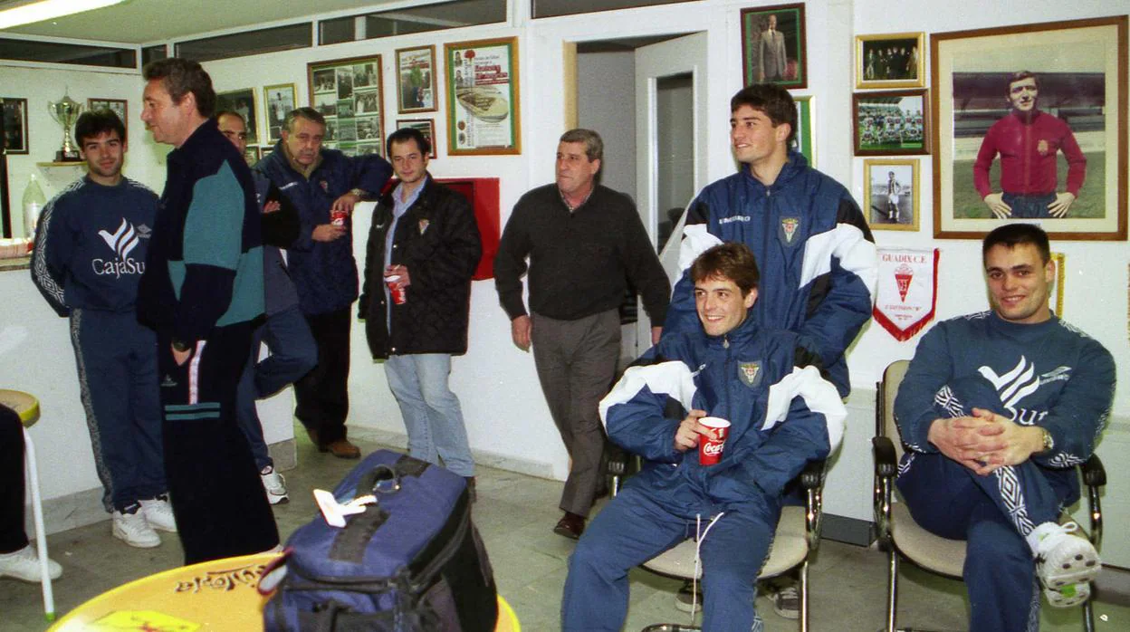 Jugadores del Córdoba CF, Escalante y el presidente Oviedo, en el encierro