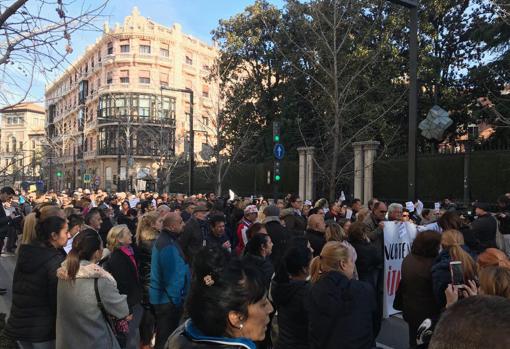 La marcha ha parado unos minutos frente a la Subdelegación del Gobierno en Granada.