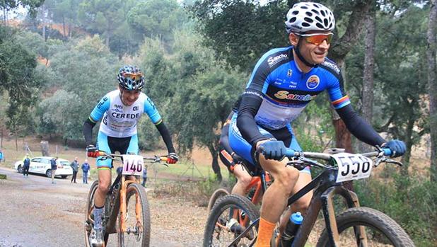 Miguel Muñoz y Lara Lois se imponen en la VI edición de la Vuelta a Córdoba BTT