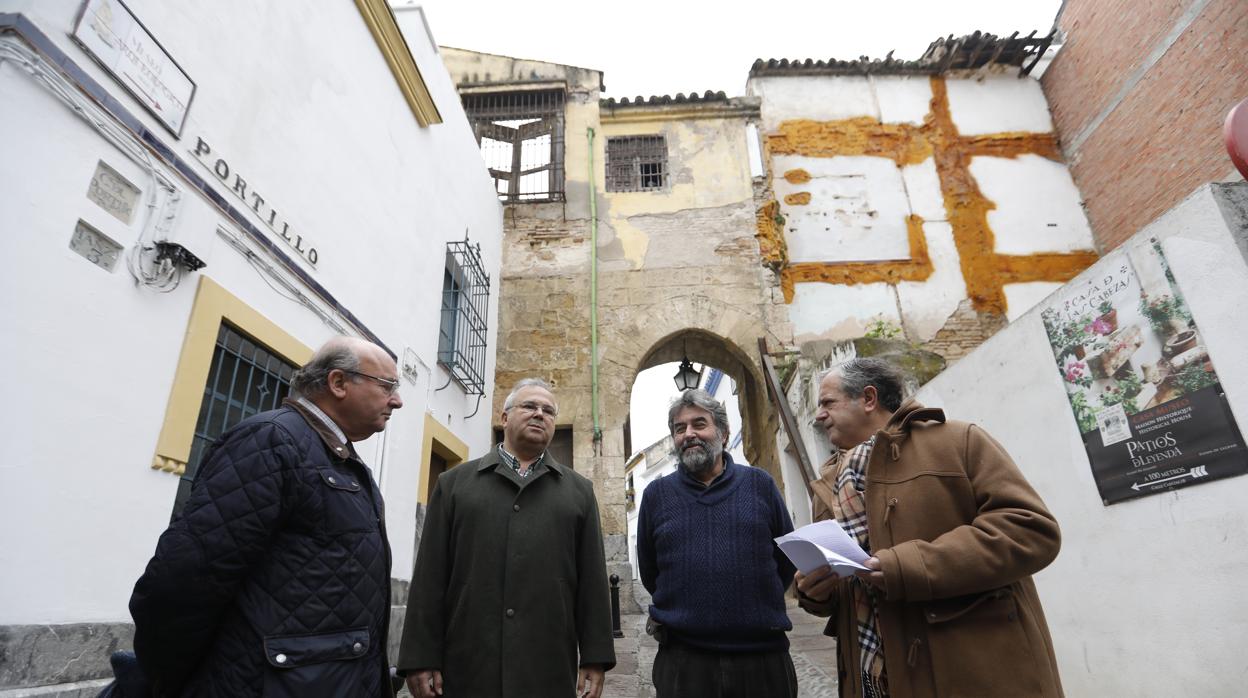 Los concejales del PP, con el escultor Luis Celorio, junto al Arco del Portillo