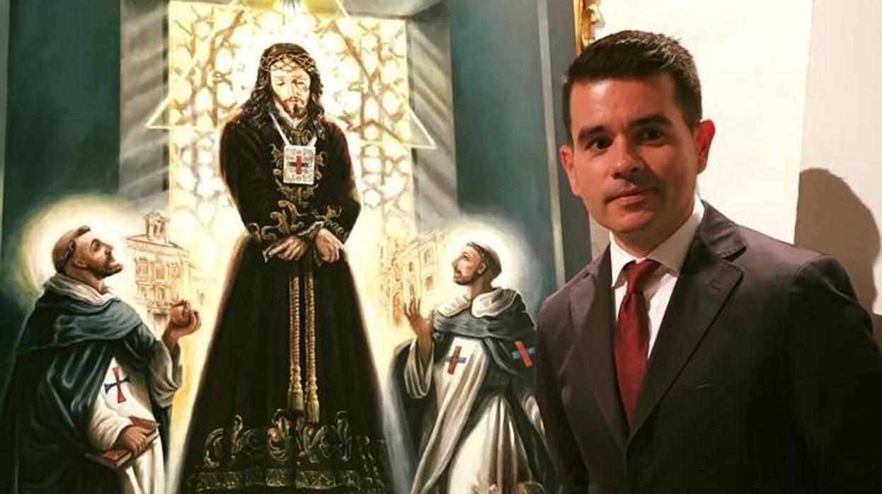El castreño Juan Francisco Martínez posa frente a otra de sus obras cofrades