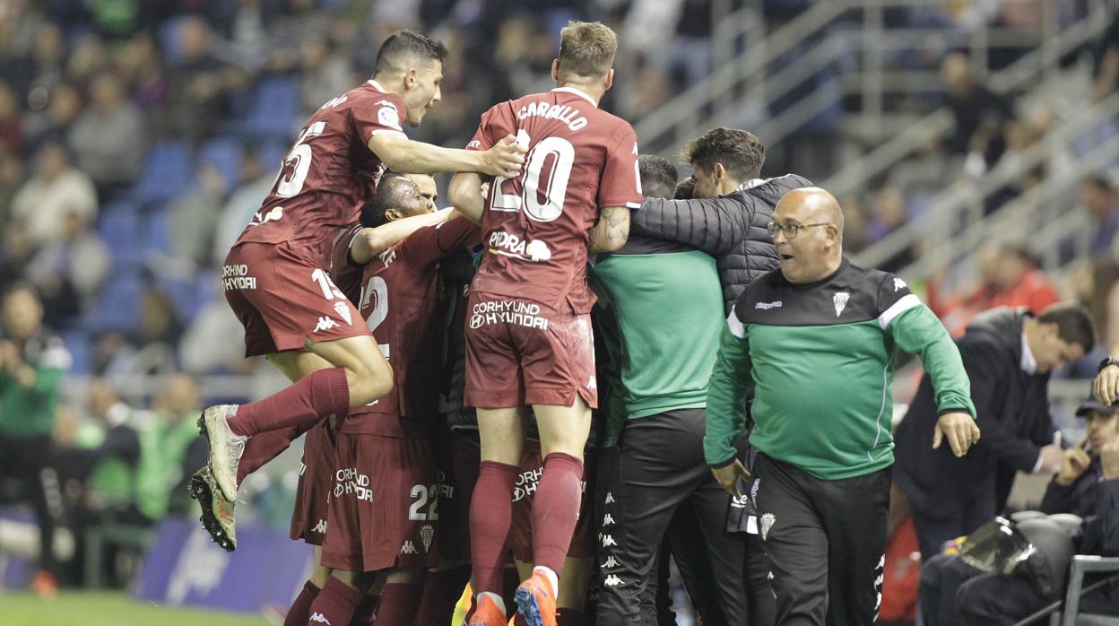Los jugadores del Córdoba celebran el segundo gol del equipo ante el Tenerife