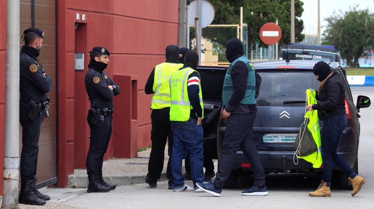 Algunos de los agentes, tras uno de los registros realizados en La Línea de la Concepción