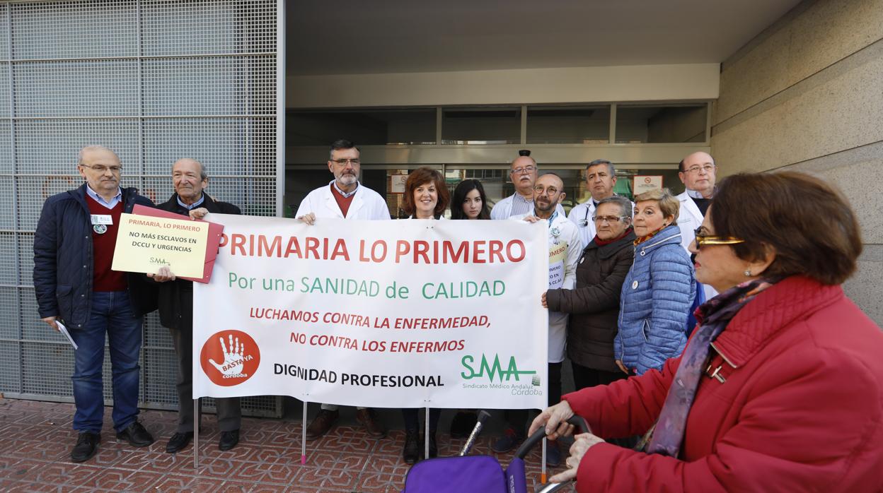 Protesta del Sindicato Médico y la Plataforma Basta ya en el centro de salud de Santa Rosa
