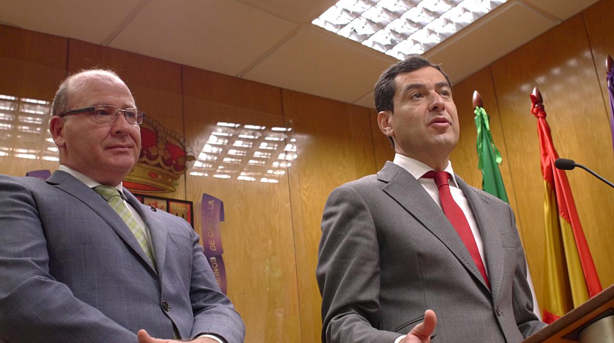 El presidente de la Junta, Juanma Moreno, y el alcalde de Jaén, Javier Márquez, tras la reunión