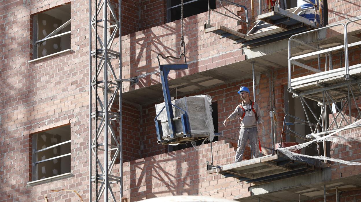 Un trabajador de la construcción en una promoción de viviendas