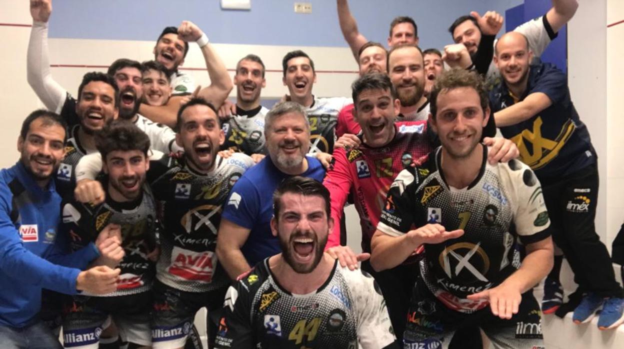 La plantilla del Ximénez celebrando la victoria en Guadalajara