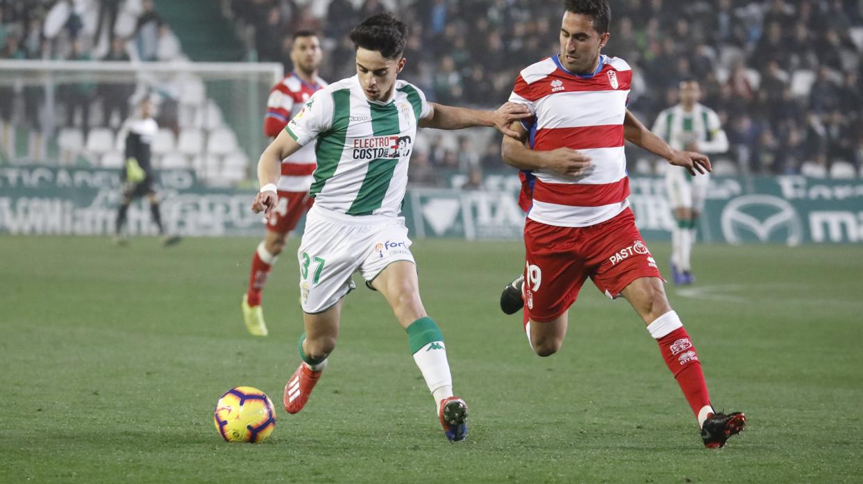 Álvaro Aguado en un lance del encuentroante el Granada