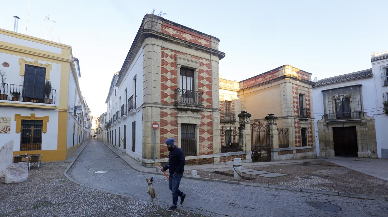 Un joven pasa frente al Palacete de los Burgos donde la cadena Mercer ha proyectado un hotel