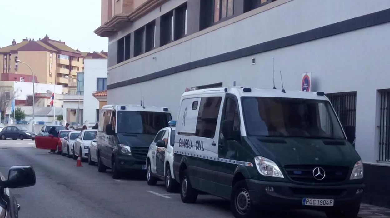 Imagen de los furgones de la Guardia Civil que han trasladado a los detenidos, ante los juzgados de La Línea