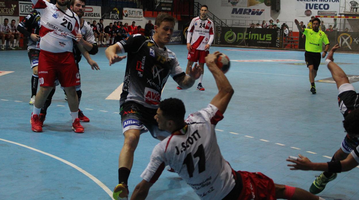 El jugador del Ximénez Juan Castro defiende una acción a Scott, del Logroño La Rioja