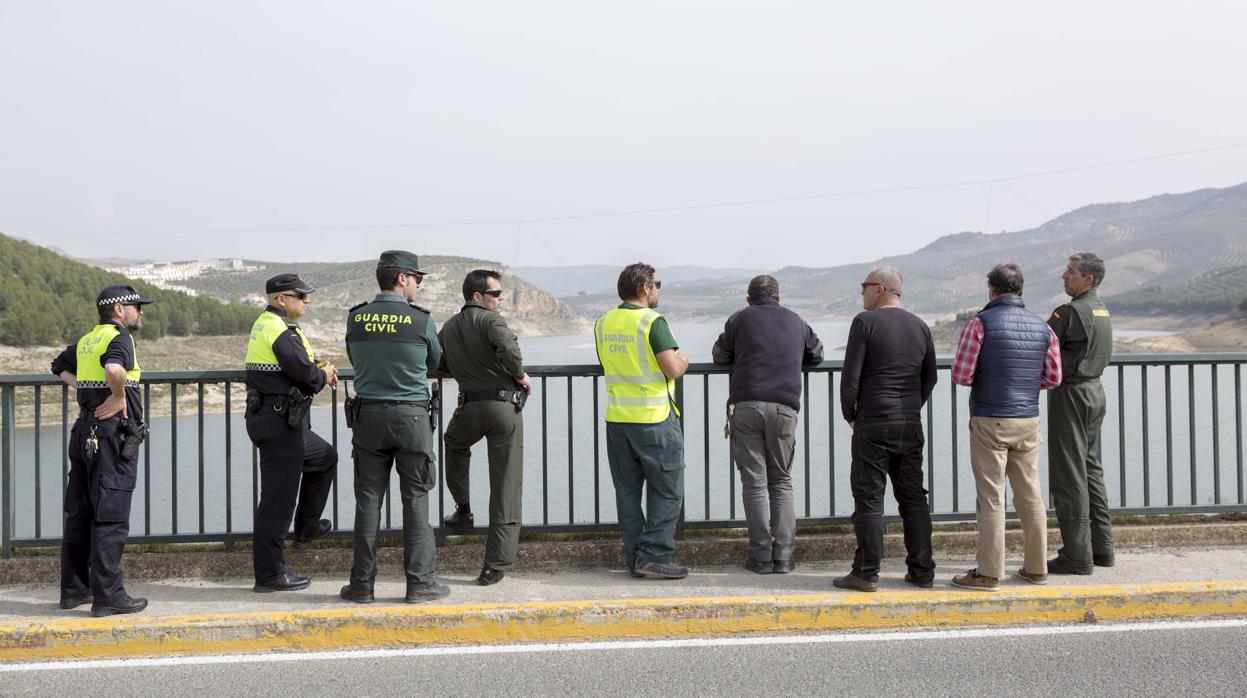 Parte del dispositivo desplegado ayer en Iznájar