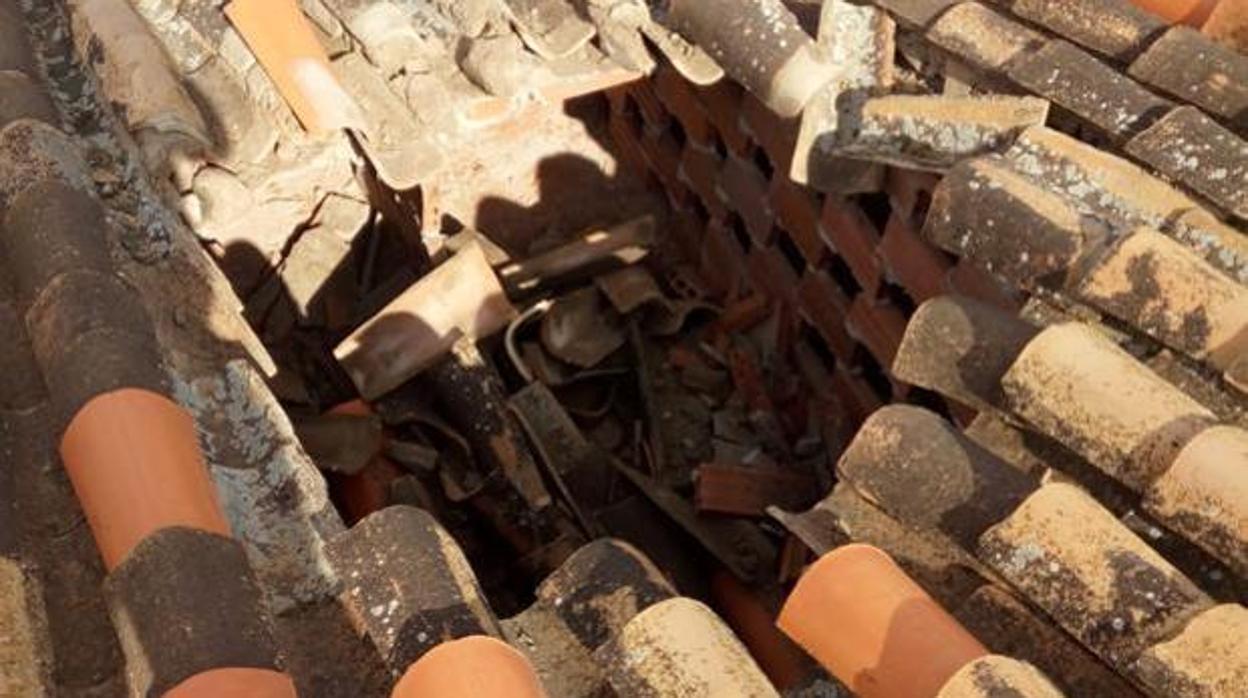 El objeto no identificado causó destrozos en el tejado de una casa en Cogollos de Guadix