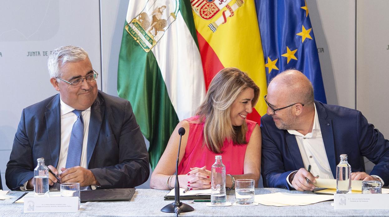 Susana Díaz charla con José Luis Heredia (CSIF) en la firma del acuerdo con los sindicatos en 2018