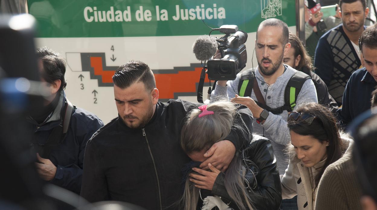 José, Victoria y Adriana llegan a los juzgados de Málaga
