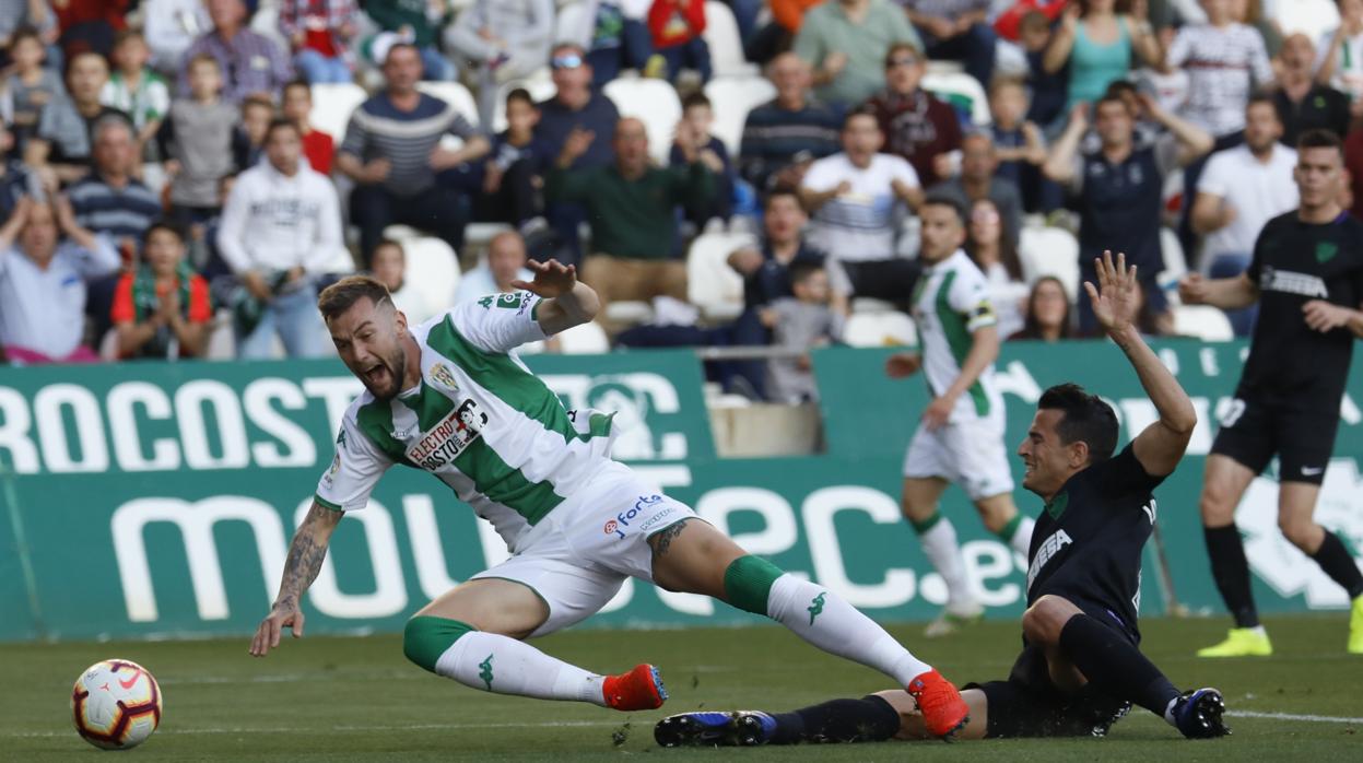 Carrillo, en una pugna del Córdoba CF-Málaga de este sábado en El Arcángel
