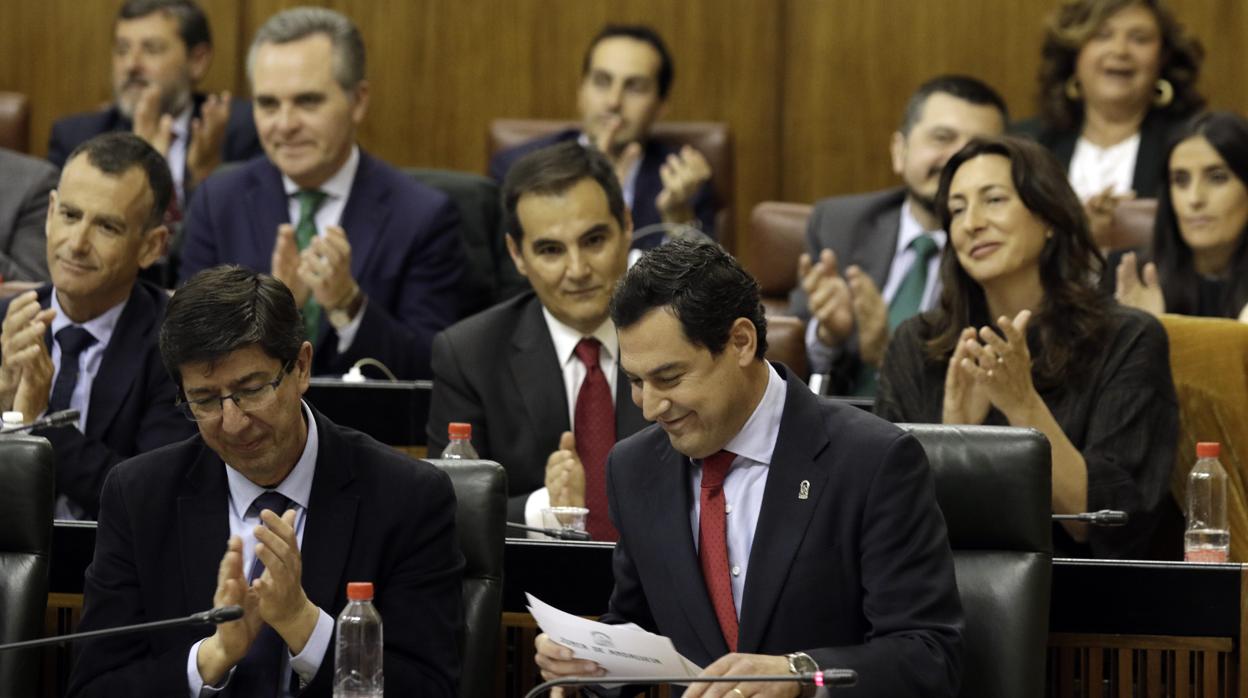 Juanma Moreno, en la sesión de Control al gobierno andaluz, en el Parlamento de Andalucía
