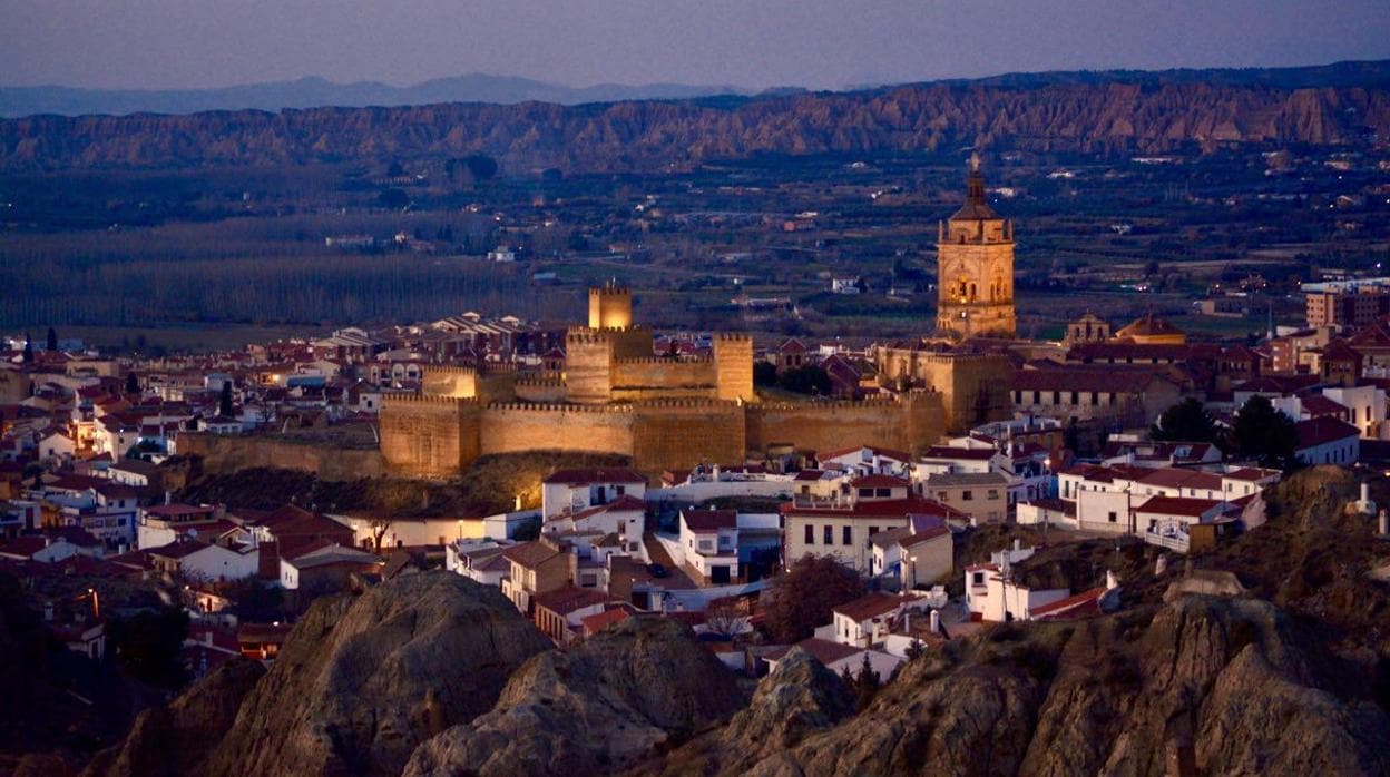 La Alcazaba y la Catedral de Guadix, iluminadas al caer noche, desde el Barrio de las Cuevas.