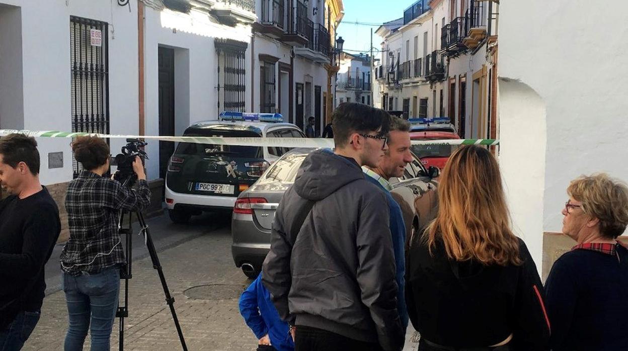 Periodistas y vecinos cerca de la casa donde ocurrió el suceso