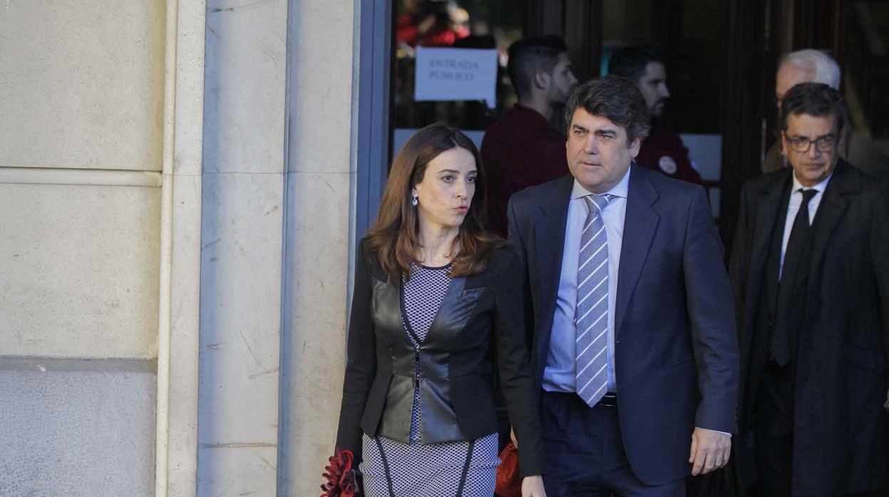 Los letrados del PP Lourdes Fuster y Luis García Navarro, saliendo de la Audiencia de Sevilla