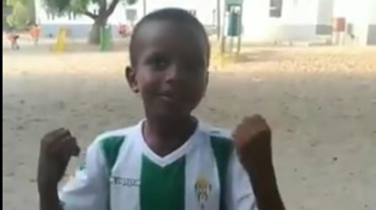 El niño de Kenya Mohamed en un momento de su vídeo