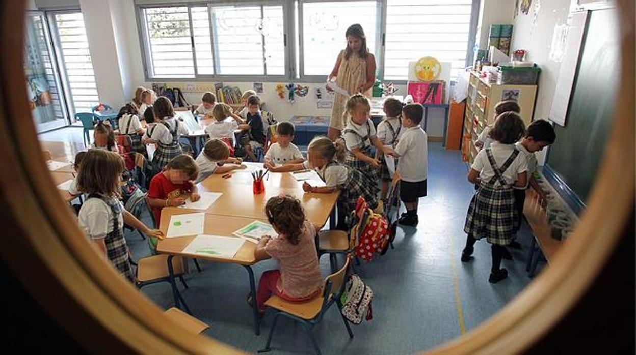 Una profesora dando clases