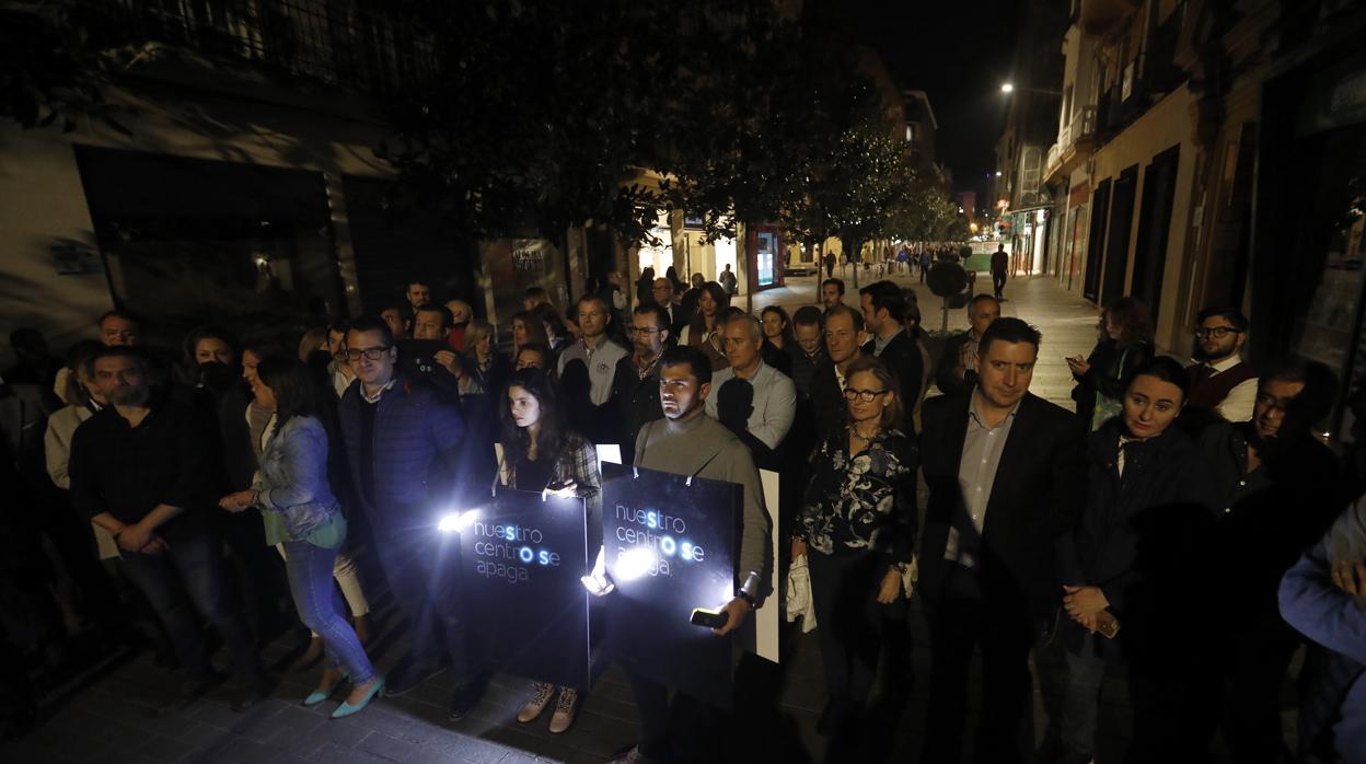 Protesta de comerciantes de Cruz Conde bajo el lema «Nuestro Centro se Apaga»