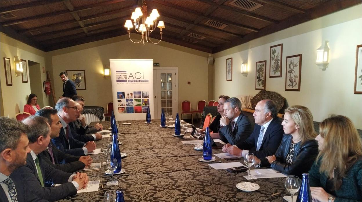 El consejero, junto al alcalde de Algeciras, en la reunión con la junta directiva de la AGI