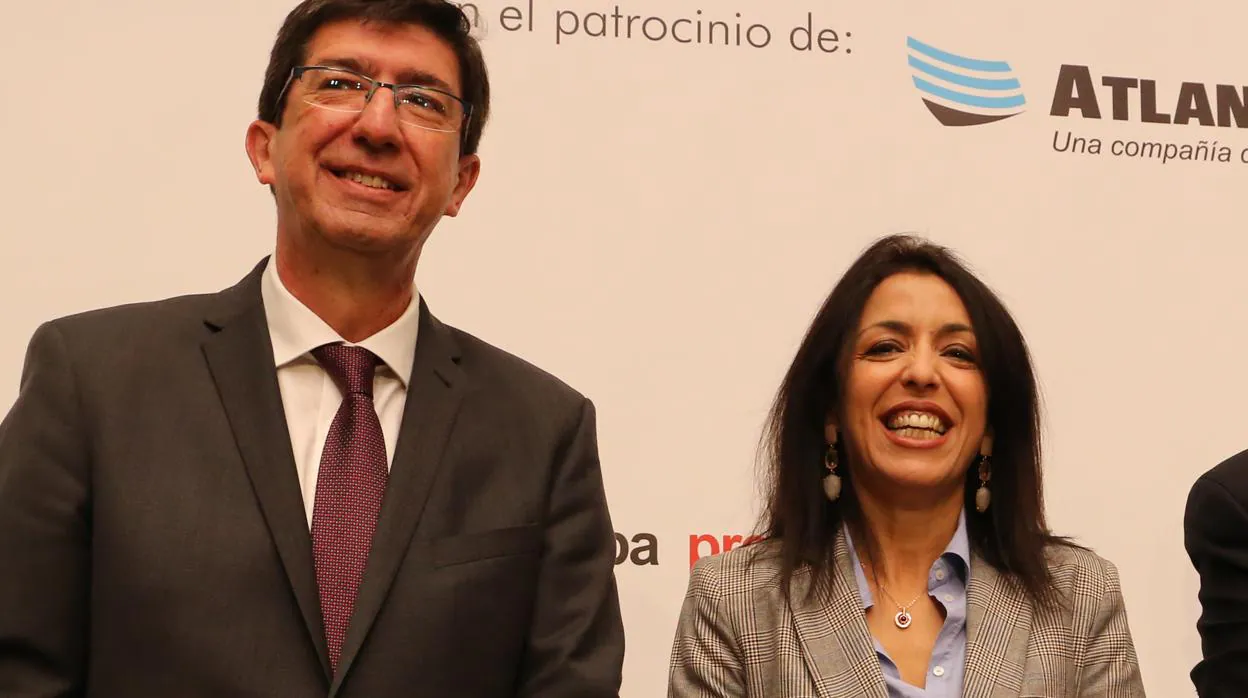 La presidenta del Parlamento andaluz, Marta Bosquet, junto al vicepresidente del gobierno regional, Juan Marín
