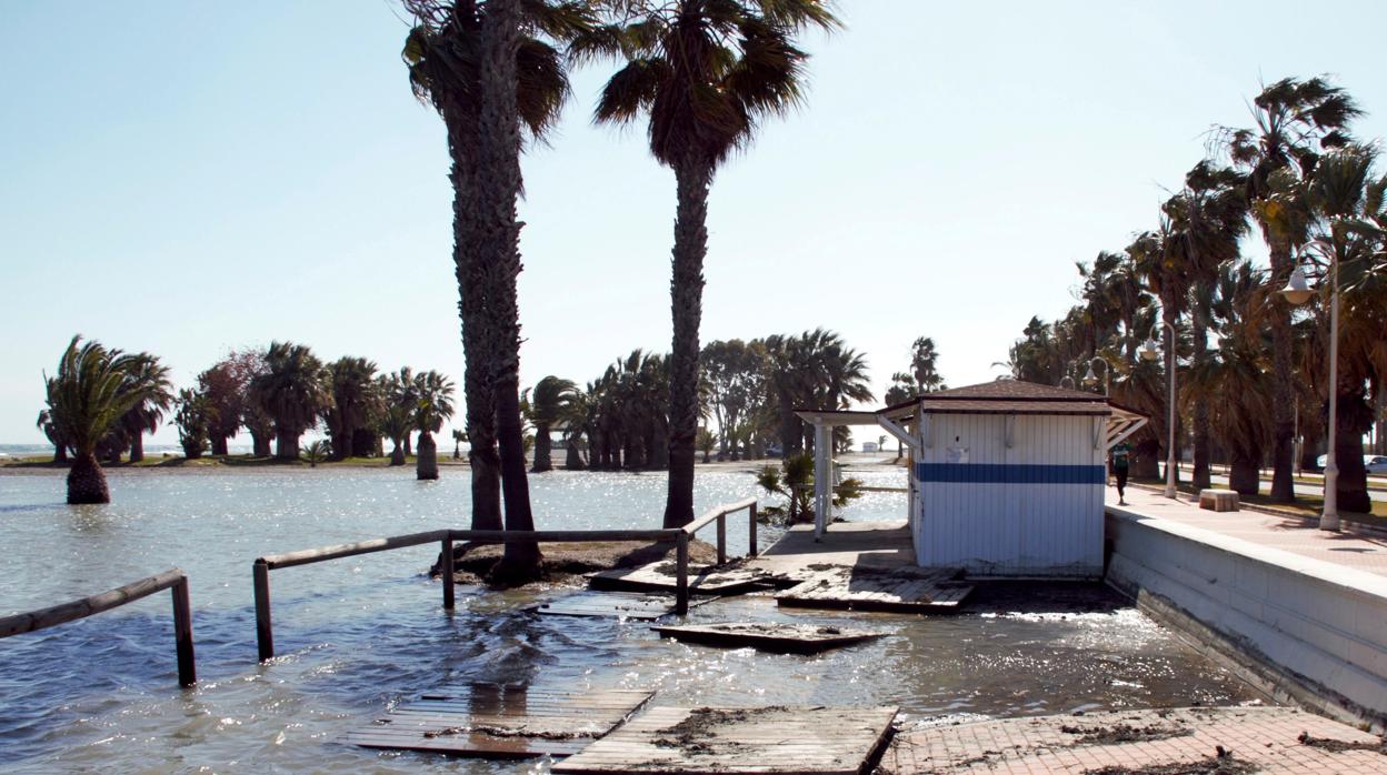 Vista de los desperfectos en la Playa de Poniente de la Costa Tropical granadina, en el término de Motril