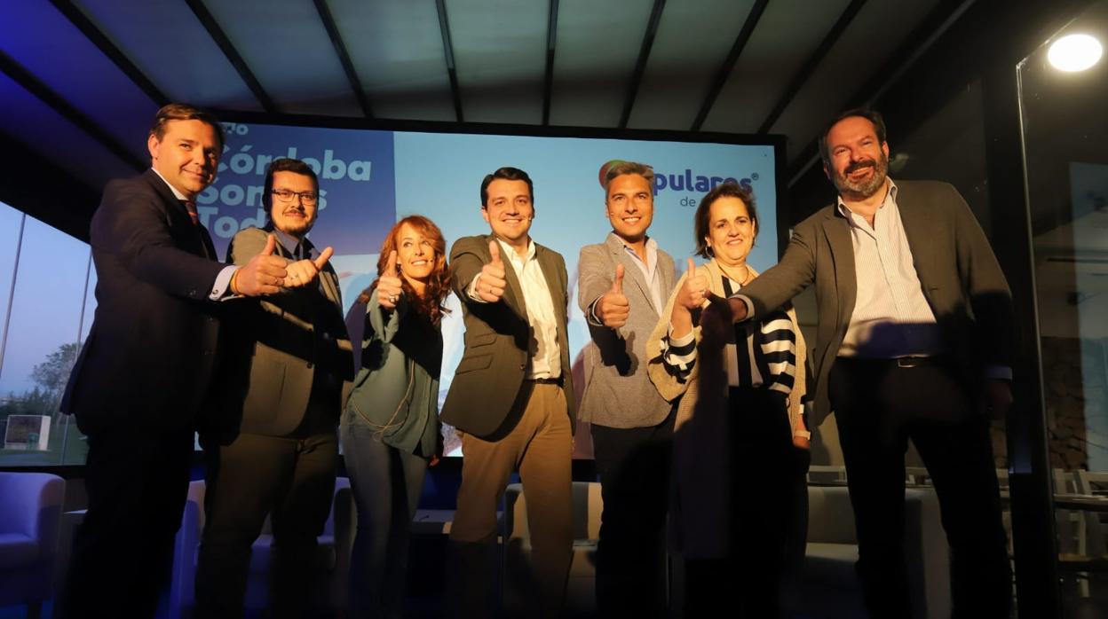 Acto de presentación de Marián Aguilar (tercera por la izquierda), esta tarde en Córdoba