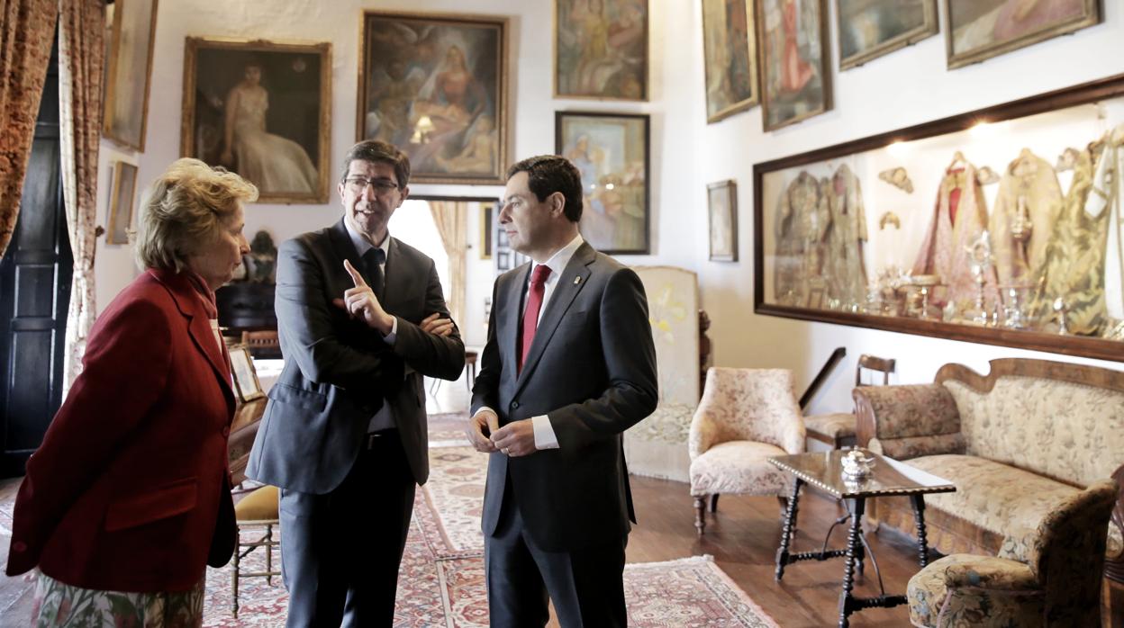 Liliane Dahlmann, viuda de la duquesa de Medina Sidonia y presidenta de su Fundación, junto a Juan Marín y Juanma Moreno en el Palacio de los Guzmán