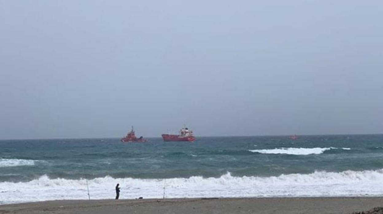 Imagen del petrolero remolcado por una embarcación de Salvamento Marítimo