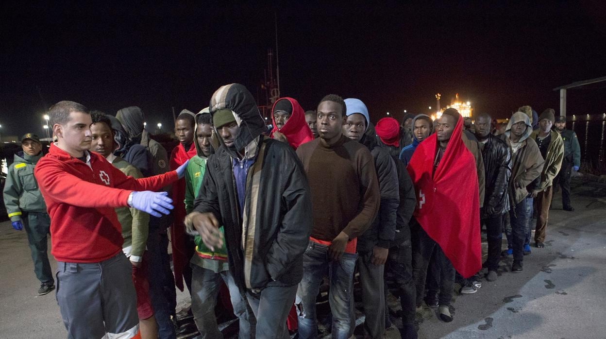 Inmigrantes, llegan al a costa andaluza tras ser rescatados por Salvamento Marítimo